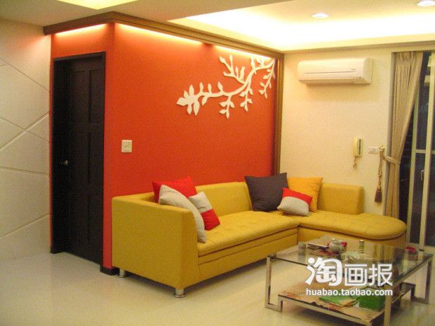 客厅整体 橘色的沙发 背景墙搭配白色的立体墙贴和黄色的真皮沙发