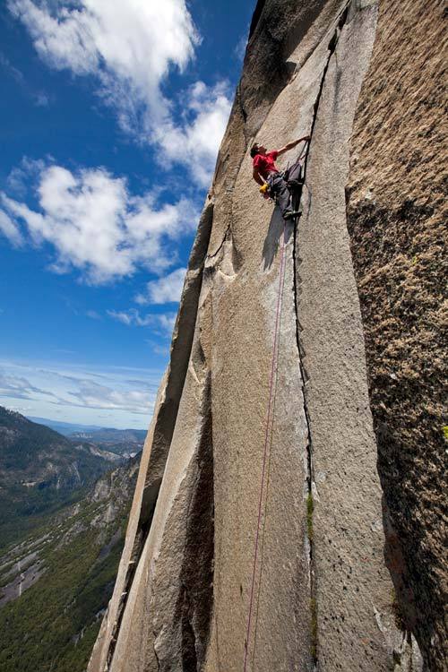 极限攀岩惊险镜头:无绳保护攀爬数百米峭壁_高清图集 2011-09-04