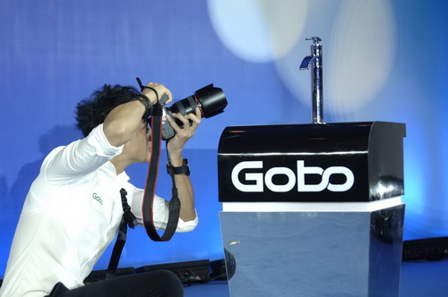 热爱时尚摄影的何润东以相机捕捉Gobo水晶龙头的美态