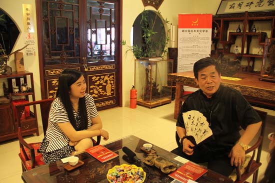 左起闽龙陶瓷艺术馆副馆长陈美霞、北京福星古月红木家具有限公司总