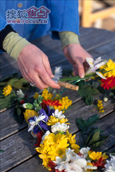 瑞典正在制作节日花环