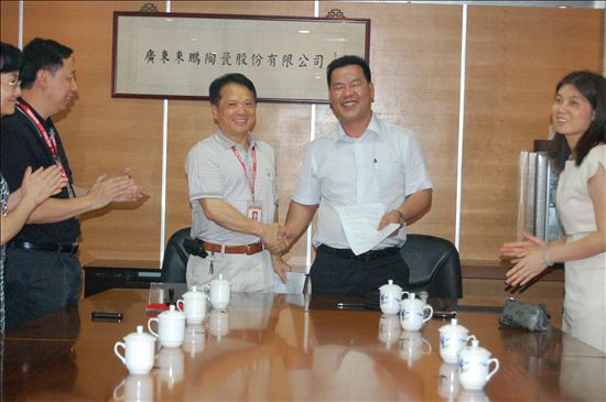 东鹏陶瓷董事长兼总裁何新明（左3）与鹰牌总裁林伟签署和解协议