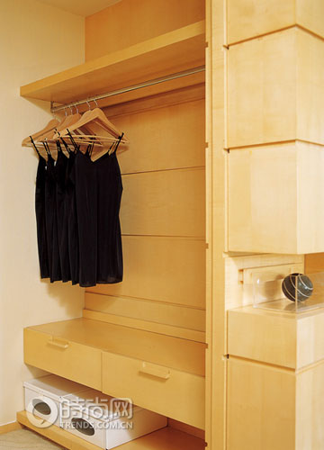 整个空间选择了一物多用的环保设计理念，木质家具在这里既是隔断又兼具储物和试衣间的作用。