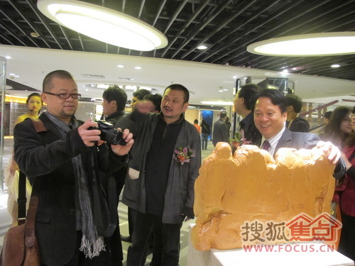 东鹏陶瓷集团董事长何新明与设计师一起参观展厅