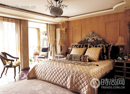 木质背景墙与精雕细刻的床头完美结合，沉稳中透露着奢华气度，华美的床品彰显了主人的品位。