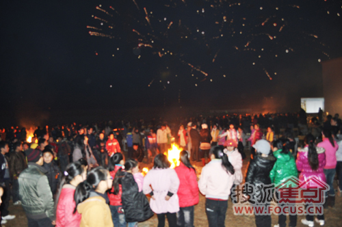 灿烂的烟花照耀夜空