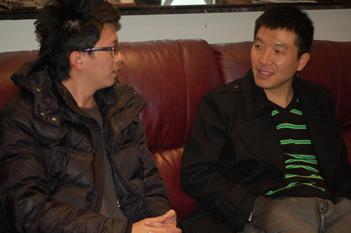郑军的老搭档业之峰的设计师王鹏（右）和主道的熊錾（左），虽是初时却相谈甚欢