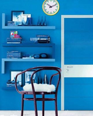 又是蓝色的墙壁然后用深蓝浅蓝做成搁架放上富有设计感的饰品