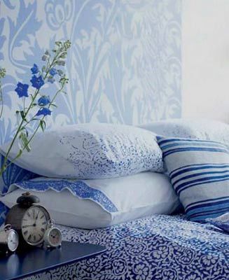 不同图案与大小的靠枕混搭在一起是为房间增加深度和冲击力的经典方法
