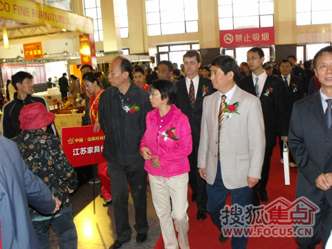 副市长祁鸣等领导参观沈阳时尚家具展
