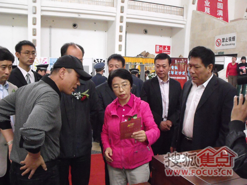 副市长祁鸣等领导参观沈阳时尚家具展