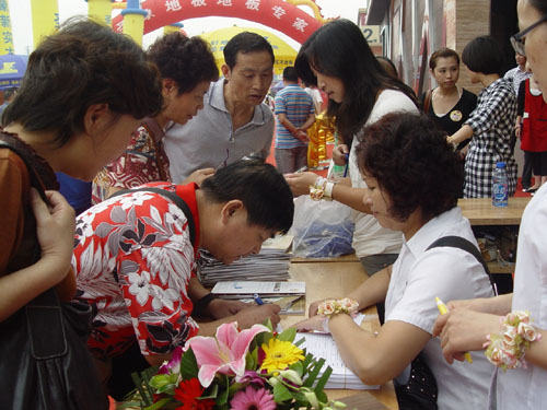 圣象地板专卖店前人潮涌动