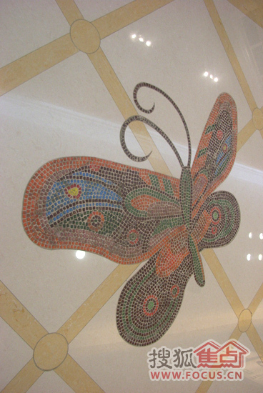 卖场内翩翩起舞的蝴蝶象征着香江家居的蝶变