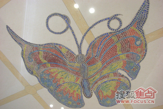 卖场内翩翩起舞的蝴蝶象征着香江家居的蝶变