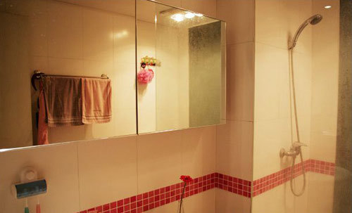 卫生间就是一水儿的白色瓷砖墙上除了镜柜和毛巾杆空空如也