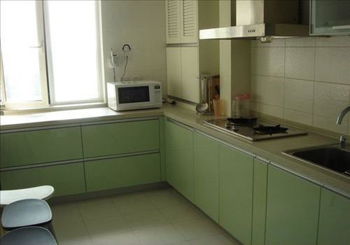 2万装102㎡温馨3居厨房设计:绿色的橱柜,显得干净而绿色