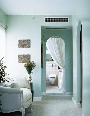 拱门的弧线柔和了卧室的平直线条洁白的细亚麻门帘的使用也为私密空间添加了浪漫唯美的情调