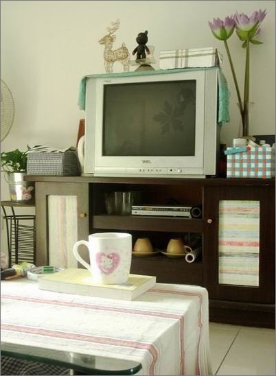 电视柜茶几书桌是小店里最廉价的家具