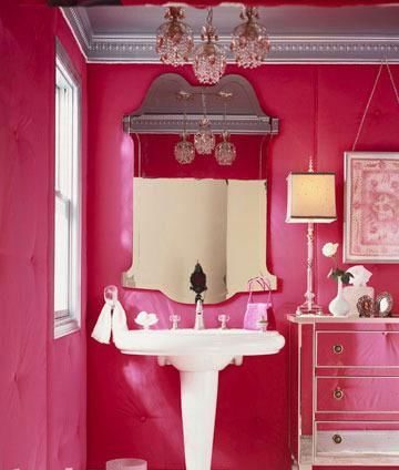 玫红色的壁纸在卫浴间墙面上大面积使用需有足够的自信和能力