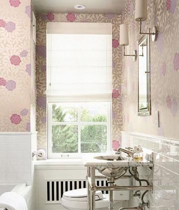 大型的花朵图案是墙面的主角成为卫浴间里最醒目的地方而粉色系又为卫浴间增加了女性的柔美