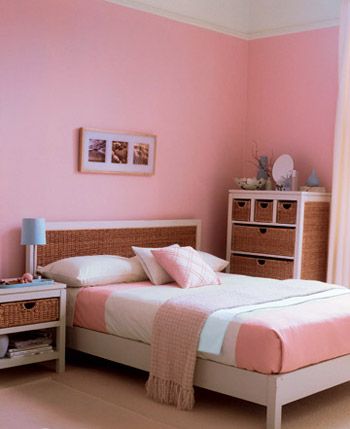 粉红色的墙面定下整体基调给人以朦胧的浪漫感觉