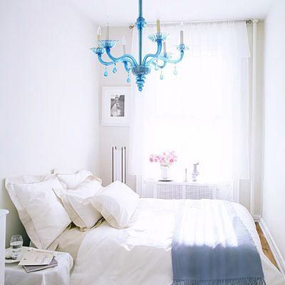 清新明亮的白色卧室巧妙搭配古朴的蓝色吊灯