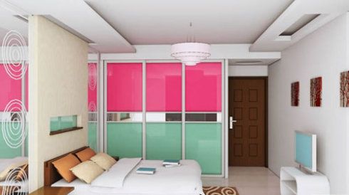 粉红和淡绿的衣柜为卧室增添了色彩