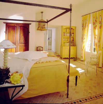 用柔美浅黄色装饰卧室空气中到处弥漫着阳光的味道