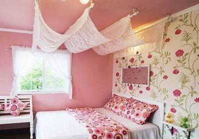 蜜粉色墙壁配上玫瑰图案的壁纸想必连梦里都是春的气息
