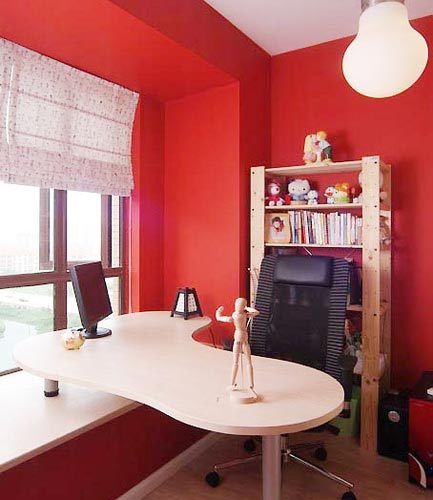 选择大胆的红色家具它为房间提供了视线的集中点和青春气息