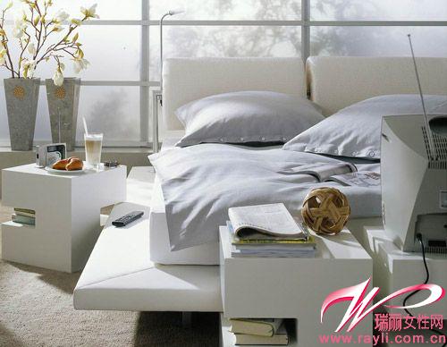 时尚前卫床带坐力和白色床上用品
