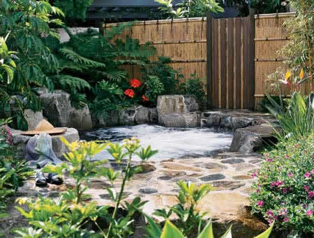 日式庭院的设计一定离不开水根据个人喜好和庭院面积的不同可以是一处带有木制拱桥的池塘