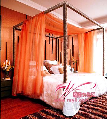 床幔和直线图案地毯会使狭窄的房间显宽些