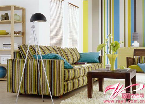 黄绿主打的条纹布艺沙发和壁纸