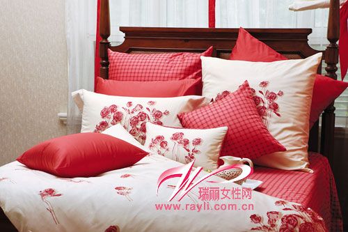 喜庆的红玫瑰床品营造甜蜜卧室氛围