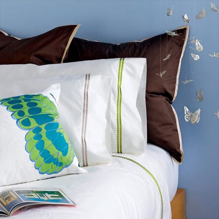 图案清新、优雅的床品与靠包，通过简单地搭配，在卧室中营造出一抹轻盈灵动的清雅味道。