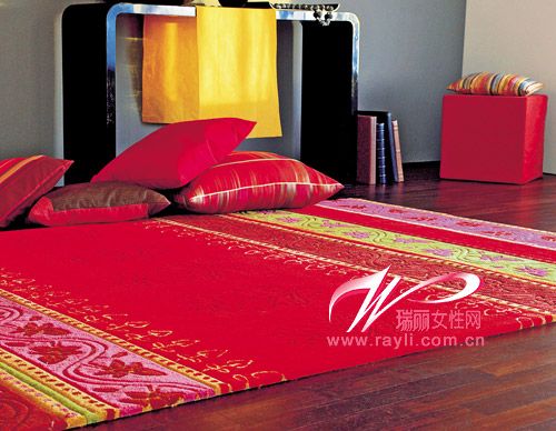 红色条纹图案平绒地毯