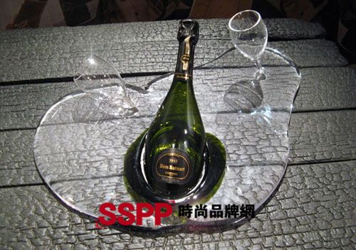 Ruinart限量版香槟冰桶和香槟酒杯