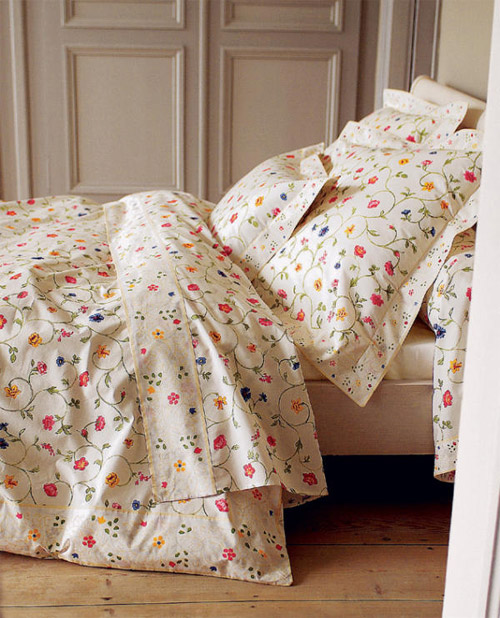 　　舒适典雅的芬芳床品，为你在寒冷的季节里营造一个温暖清新的惬意卧室。