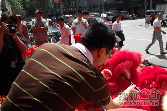 圣象集团辽宁分公司副总经理孟宪波为舞狮“画龙点