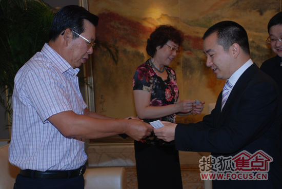 大连市相关领导与红星美凯龙总裁助理陈东辉（右）