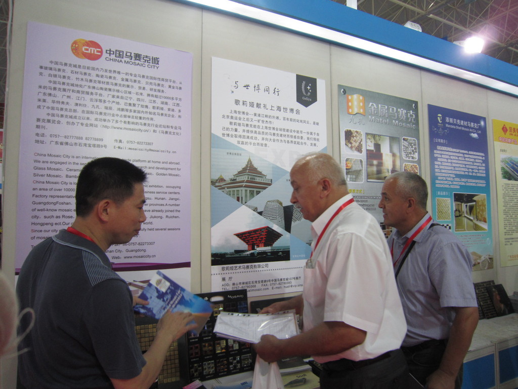 杨瑞鸿向外商推介中国马赛克产品