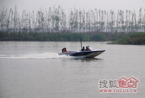 万科城内美丽的湖景