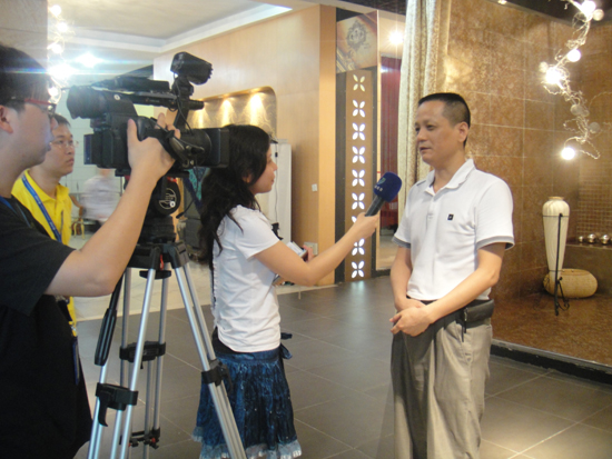 佛山雅士高夫陶瓷有限公司董事长陈彦斌在接受佛山电视台采访