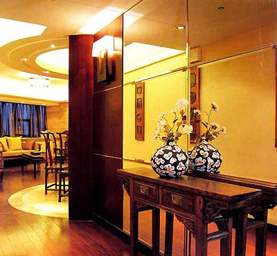 玄关处放一个古典桌既作为装饰又可以放置花瓶与整套住宅装饰风格协调