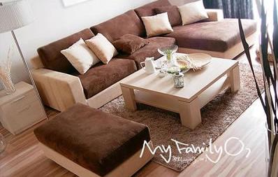 沙发，与茶几的颜色相互辉映，简单中体显了主人简约而不简单的品味