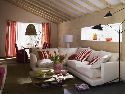 用布艺+照明+低矮家具打造出红白色高调优雅