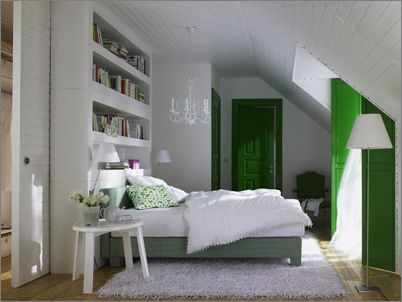 只是采用了收纳+推拉门+欧式装饰，就别有一番风味，其中绿色漆门更是亮点。
