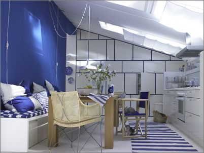 蓝白条纹是主要调子，天窗+地毯+隐蔽柜的组合天衣无缝。 