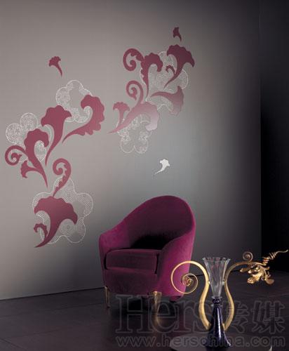 墙壁上紫红色的花朵，似乎就是为那把紫红色的单人沙发特别绘制的，就连花瓶的凹凸线条也可见紫红色的痕迹，精致细节无处不在。